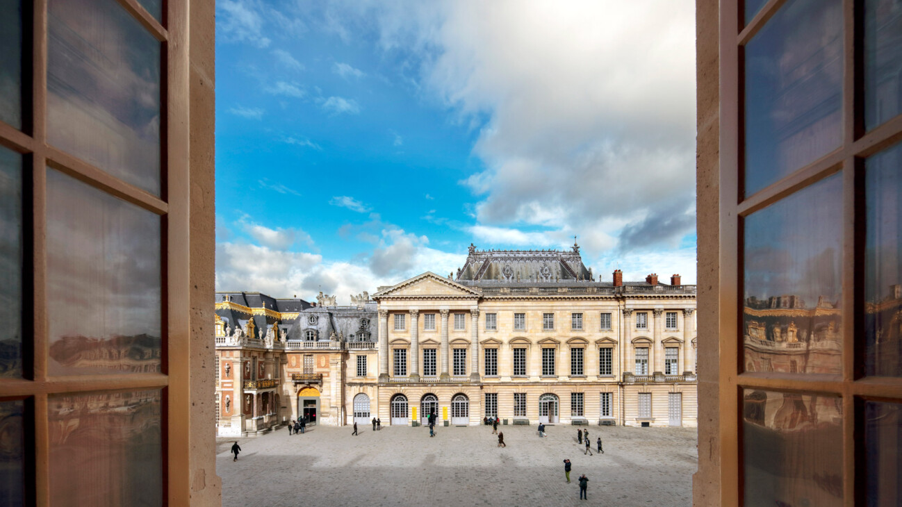 Restaurant & café By day, ore, an elegant contemporary café